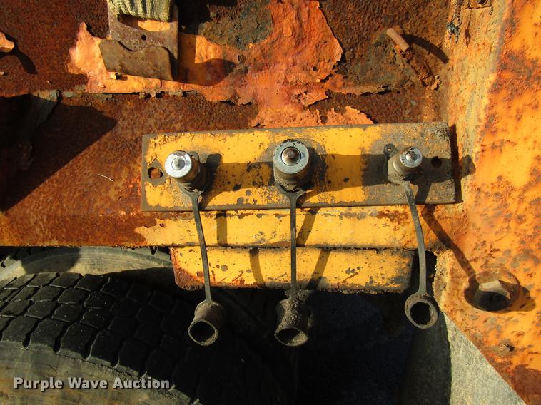 image for item DE5914 2002 International 4900 dump truck