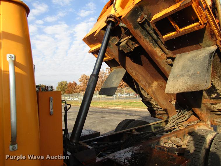 image for item DE5914 2002 International 4900 dump truck