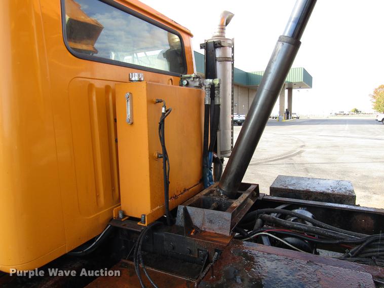 image for item DE5914 2002 International 4900 dump truck