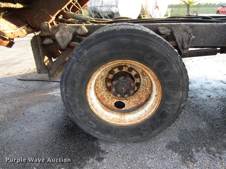 image for item DE5914 2002 International 4900 dump truck