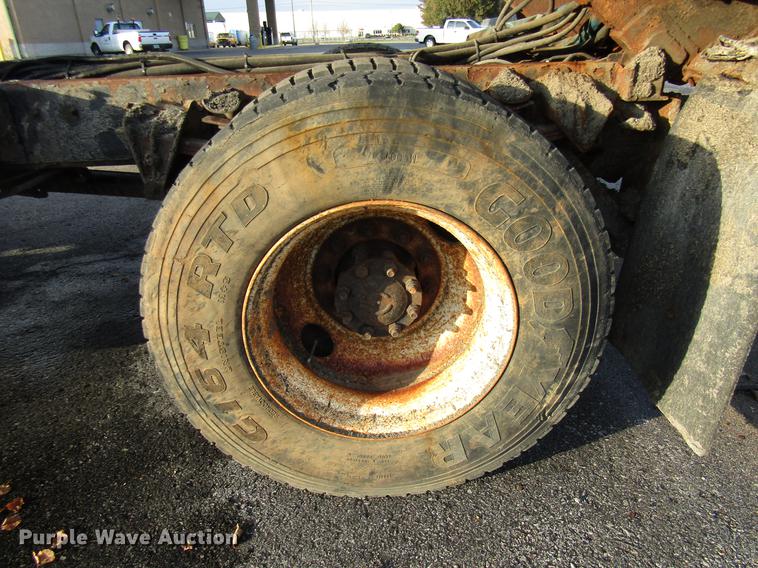 image for item DE5914 2002 International 4900 dump truck