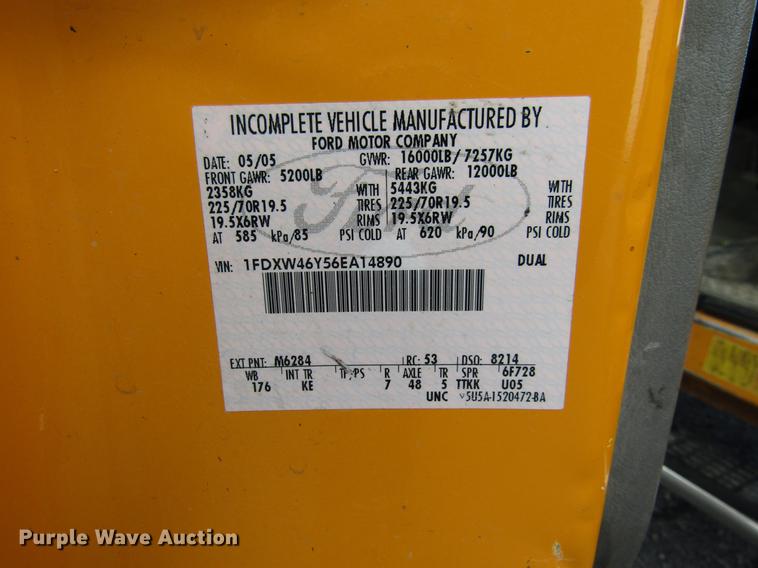 image for item DE5916 2006 Ford F450 Super Duty Crew Cab dump truck