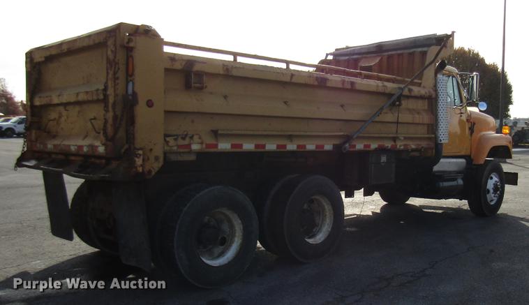 image for item DE5919 2002 International dump truck