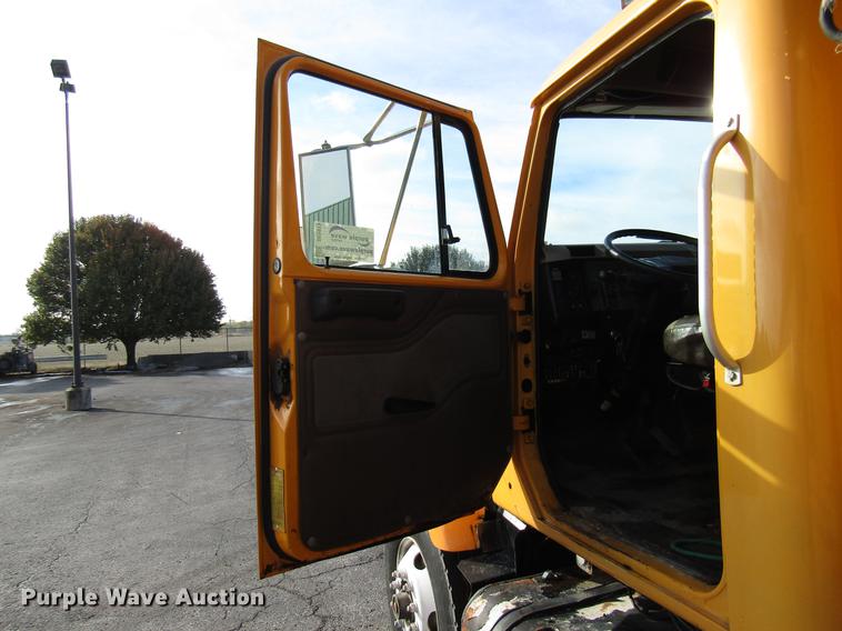 image for item DE5919 2002 International dump truck