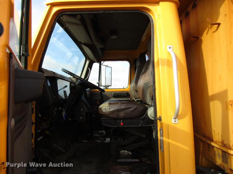 image for item DE5919 2002 International dump truck