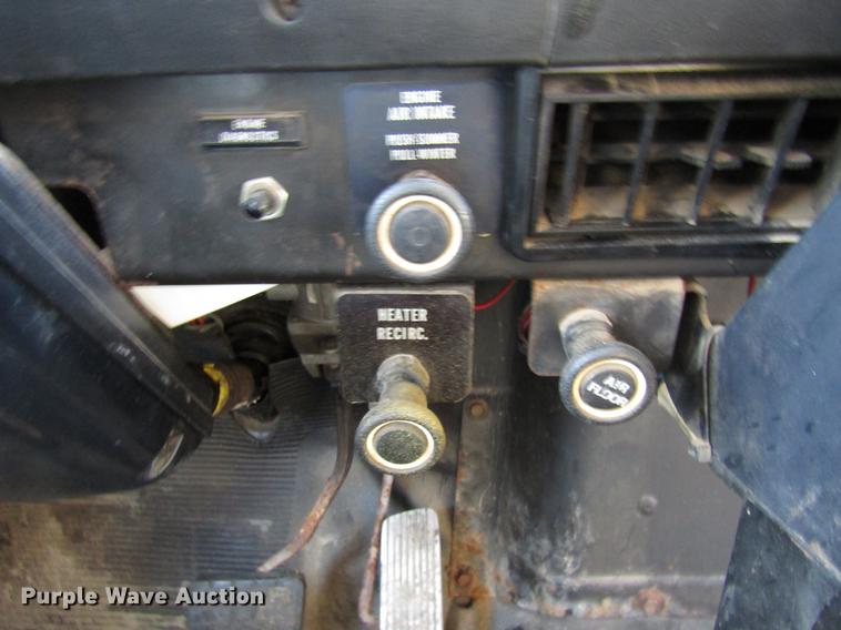 image for item DE5919 2002 International dump truck