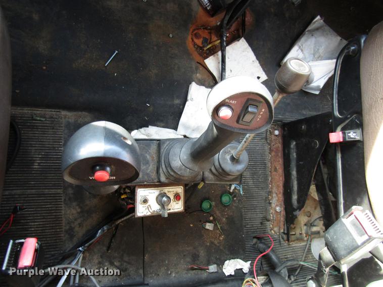 image for item DE5919 2002 International dump truck