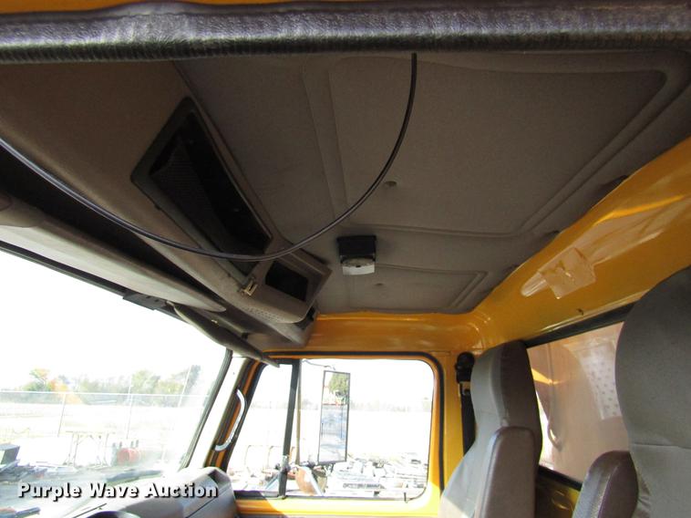 image for item DE5919 2002 International dump truck