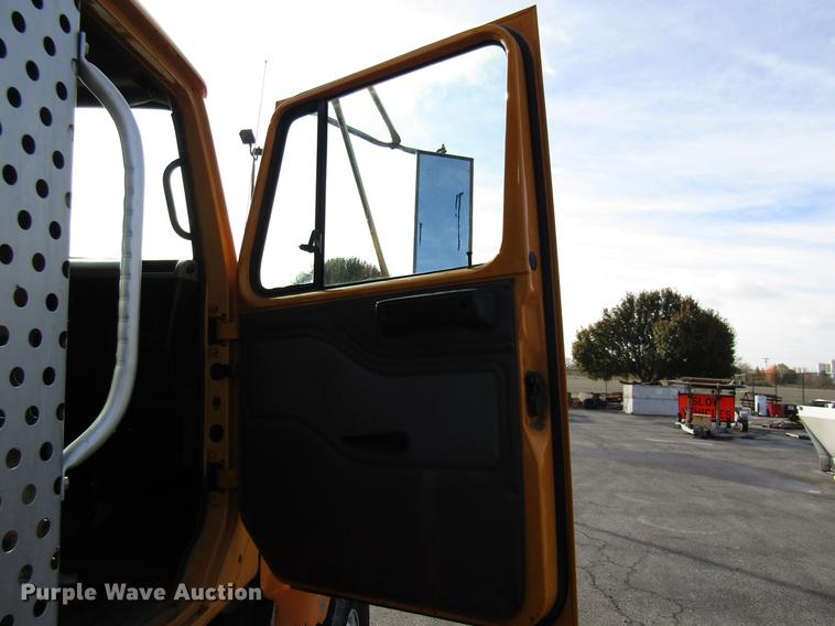 image for item DE5919 2002 International dump truck
