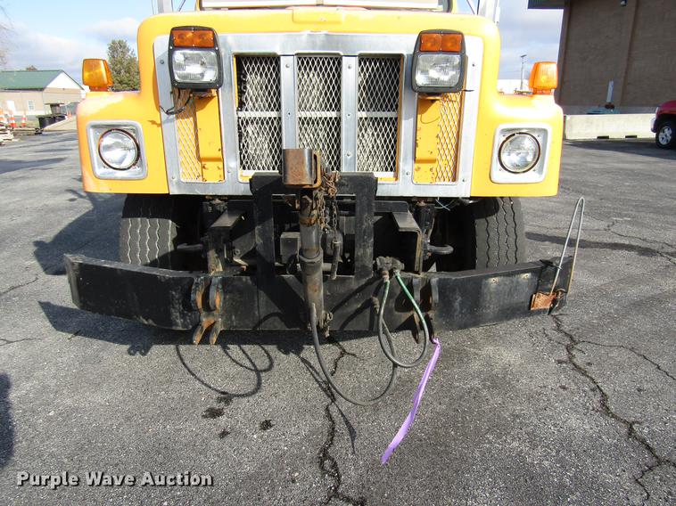 image for item DE5919 2002 International dump truck