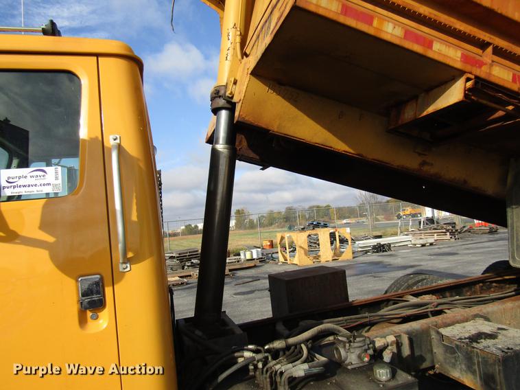 image for item DE5919 2002 International dump truck