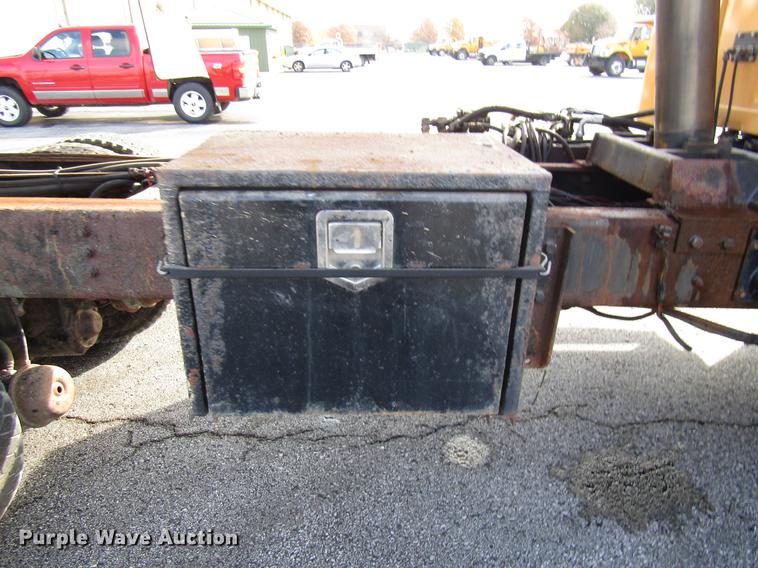 image for item DE5919 2002 International dump truck