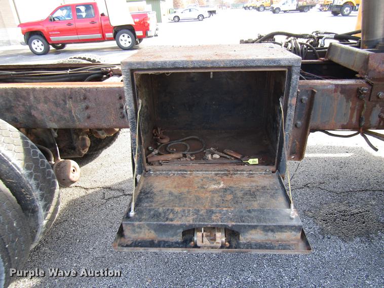 image for item DE5919 2002 International dump truck