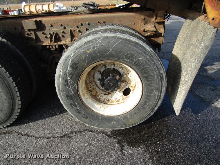 image for item DE5919 2002 International dump truck