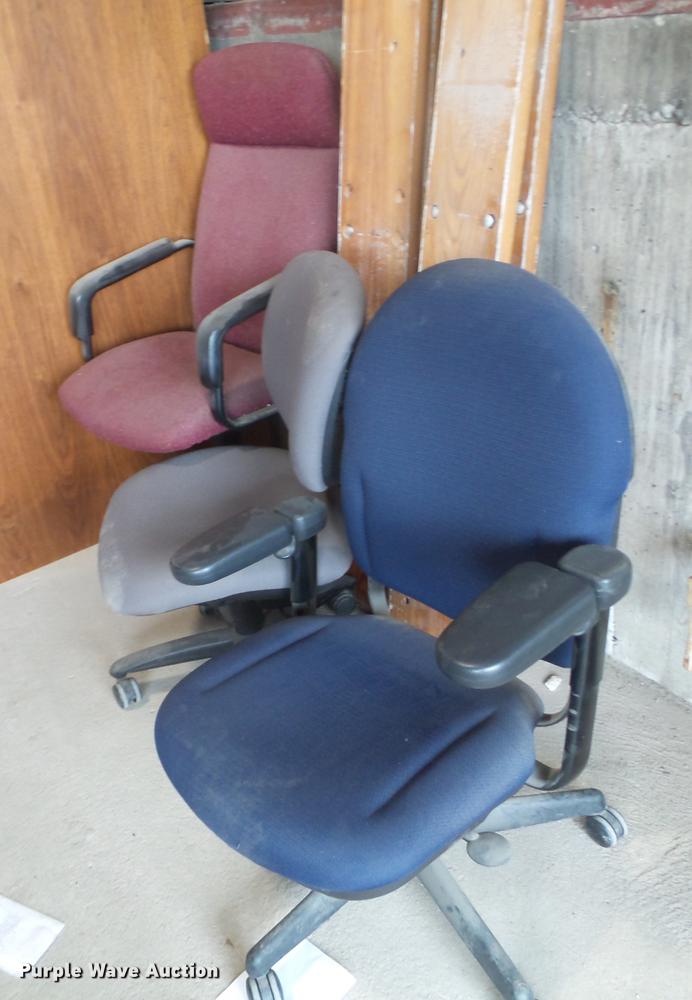 (3) wood desks in Des Moines, IA Item DX9584 sold Purple Wave