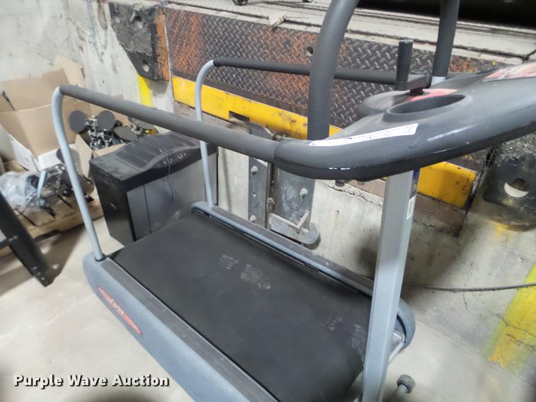 Hoogan treadmill in Des Moines, IA Item DX9598 sold Purple Wave