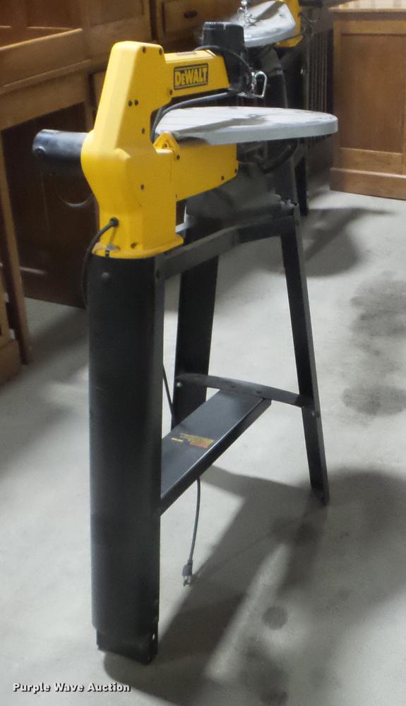 Dewalt DW788 scroll saw in Des Moines, IA Item DX9601 sold Purple Wave