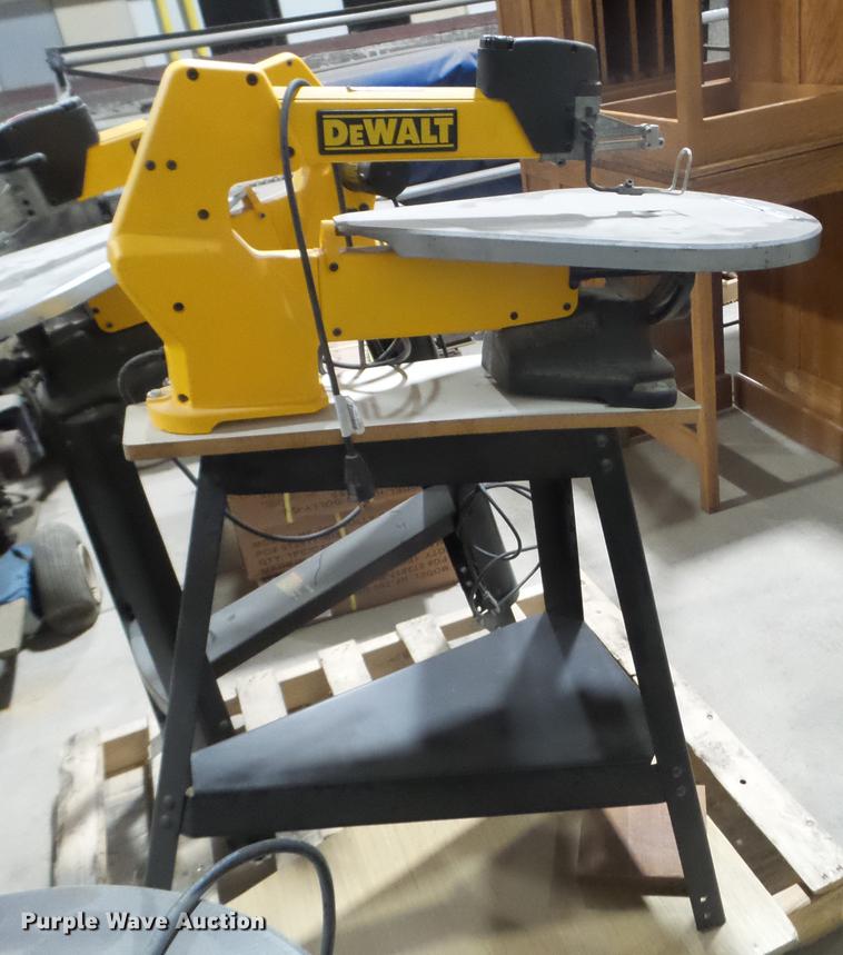 Dewalt DW788 scroll saw in Des Moines, IA Item DX9602 sold Purple Wave