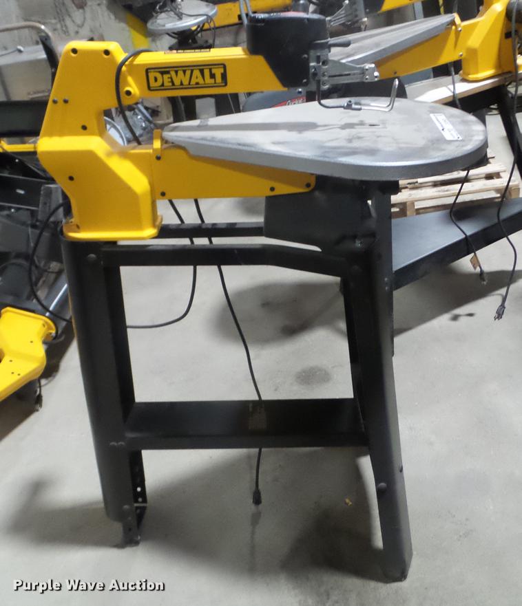 Dewalt DW788 scroll saw in Des Moines, IA Item DX9605 sold Purple Wave