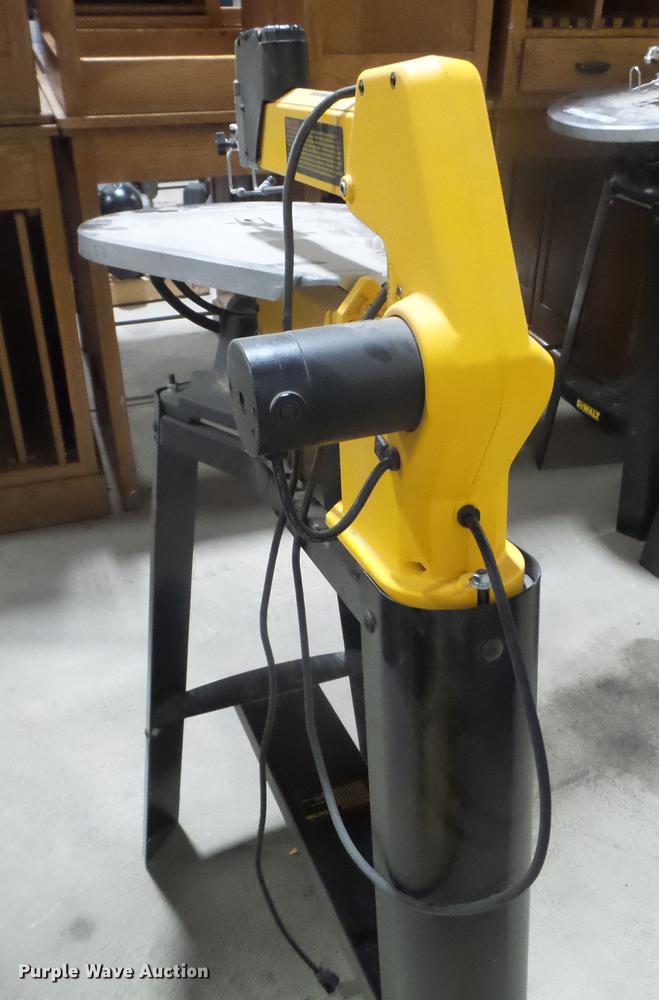Dewalt DW788 scroll saw in Des Moines, IA Item DX9605 sold Purple Wave