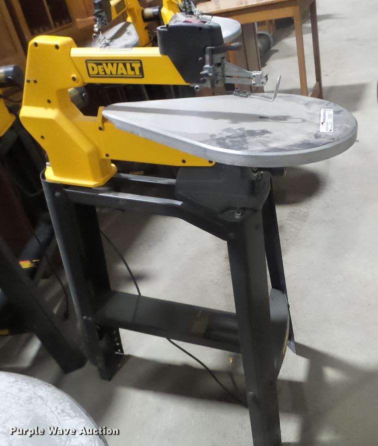 Dewalt DW788 scroll saw in Des Moines, IA Item DX9607 sold Purple Wave
