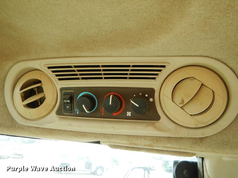 image for item EW9604 2002 John Deere 5520 tractor