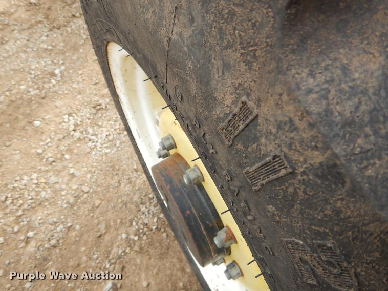 image for item EW9604 2002 John Deere 5520 tractor