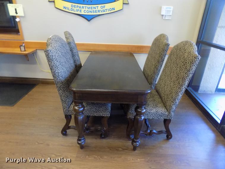 Furniture in Oklahoma City, OK Item FQ9106 sold Purple Wave