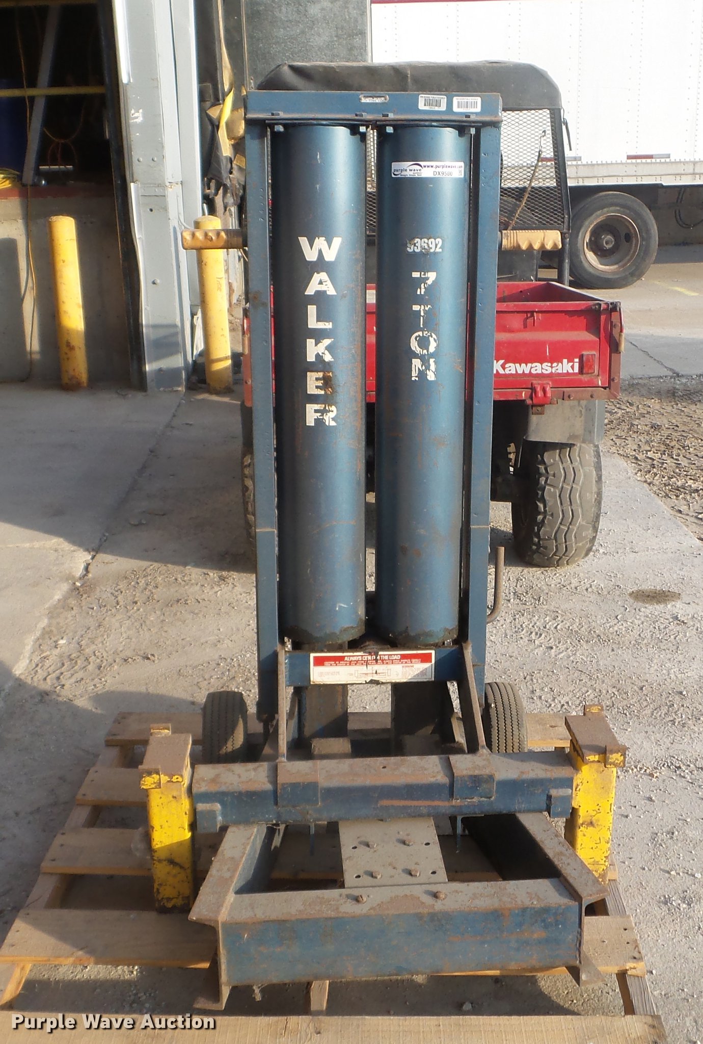 (2) Walker floor jacks in Des Moines, IA Item DX9580 sold Purple Wave