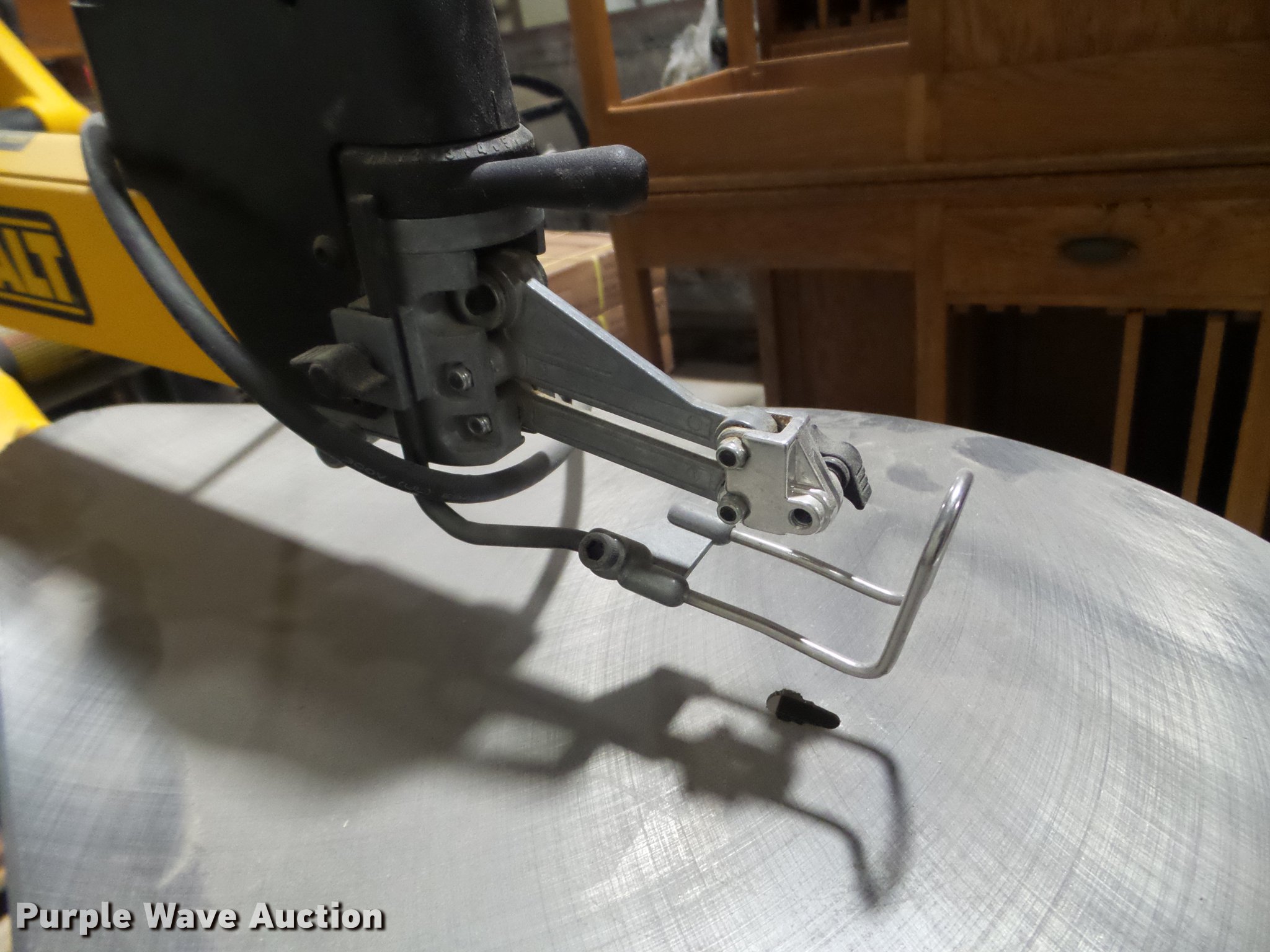 Dewalt DW788 scroll saw in Des Moines, IA Item DX9601 sold Purple Wave