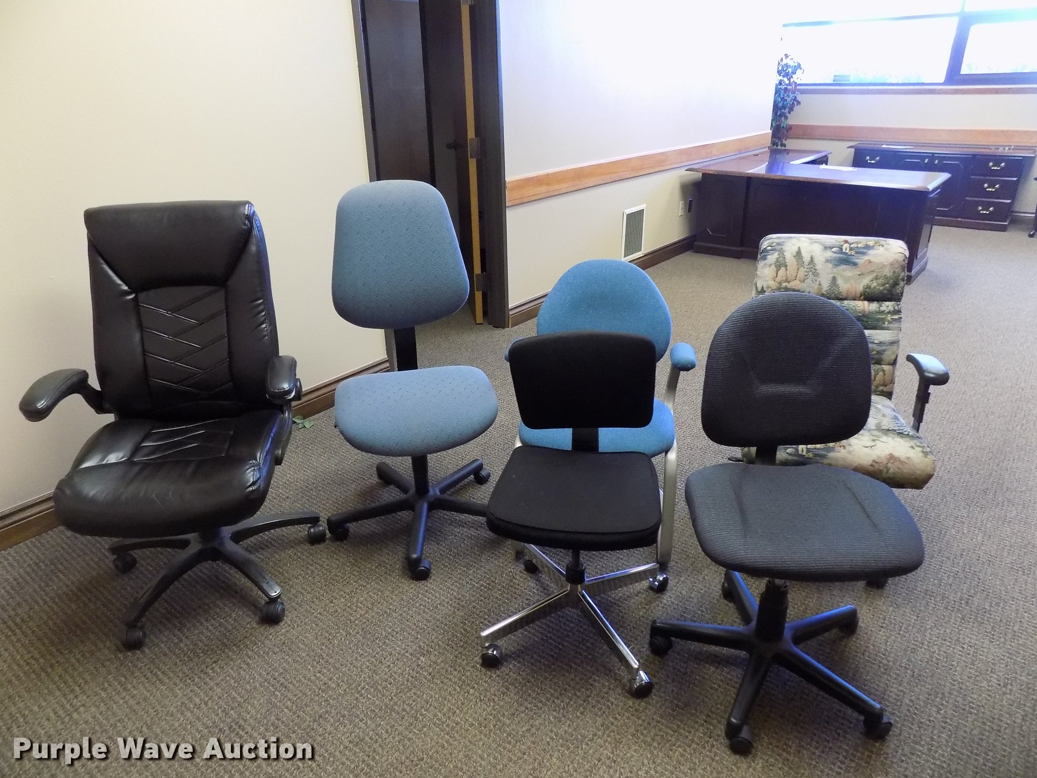 Furniture in Oklahoma City, OK Item FQ9090 sold Purple Wave