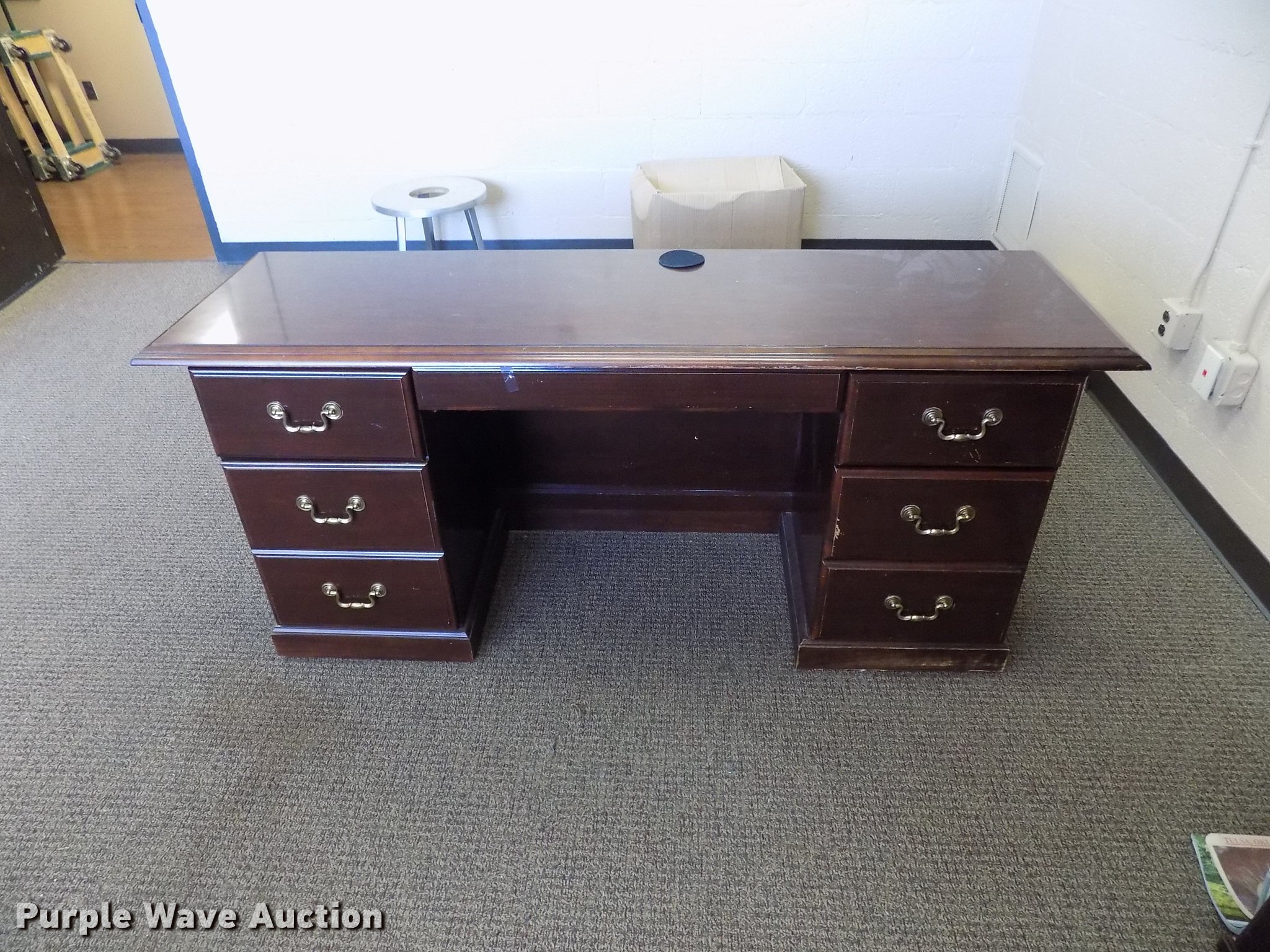 Furniture in Oklahoma City, OK Item FQ9104 sold Purple Wave