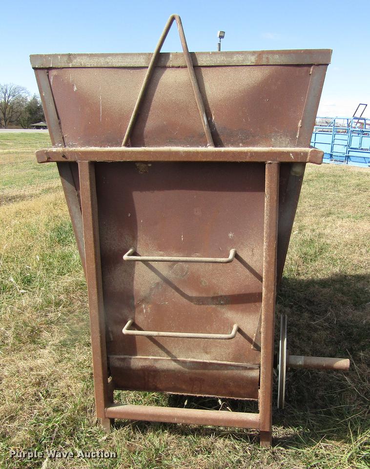 Cake feeder in Plainville, KS Item DB4880 sold Purple Wave