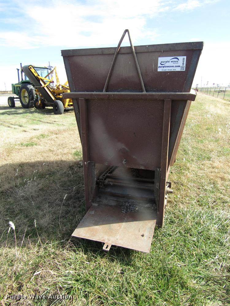 Cake feeder in Plainville, KS Item DB4880 sold Purple Wave