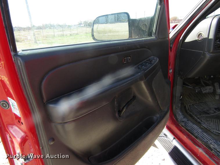 image for item DB4882 2005 Chevrolet Silverado 2500HD Crew Cab pickup truck