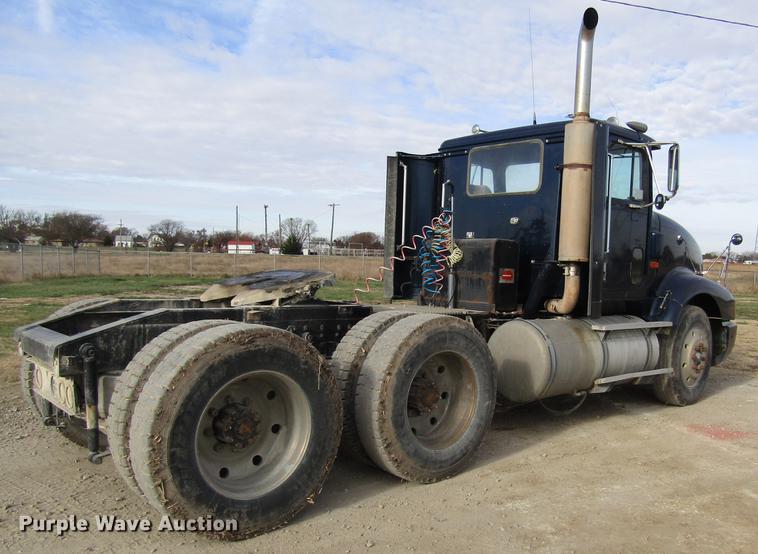 image for item DB4890 1990 International 9400 semi truck