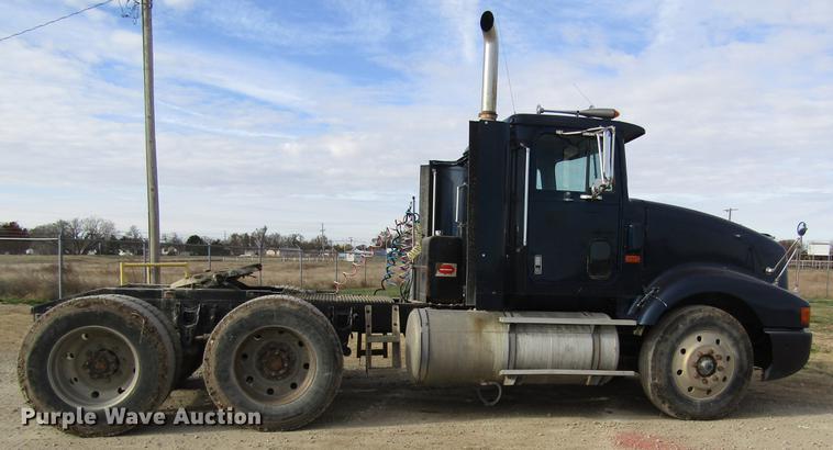 image for item DB4890 1990 International 9400 semi truck