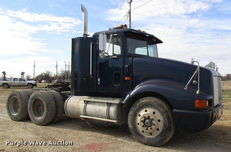 image for item DB4890 1990 International 9400 semi truck