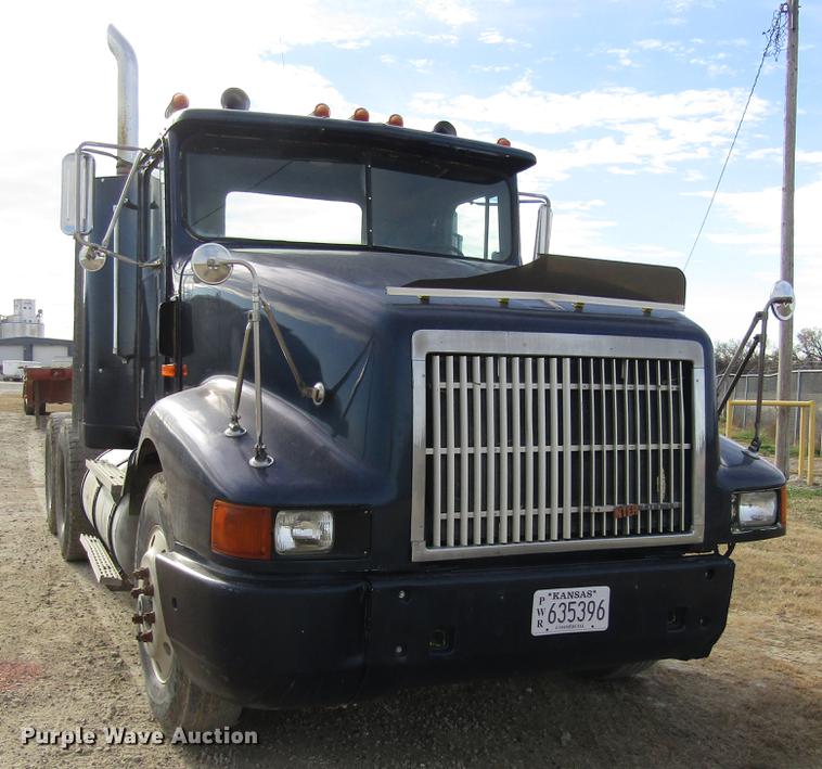 image for item DB4890 1990 International 9400 semi truck