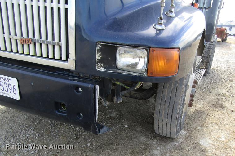 image for item DB4890 1990 International 9400 semi truck