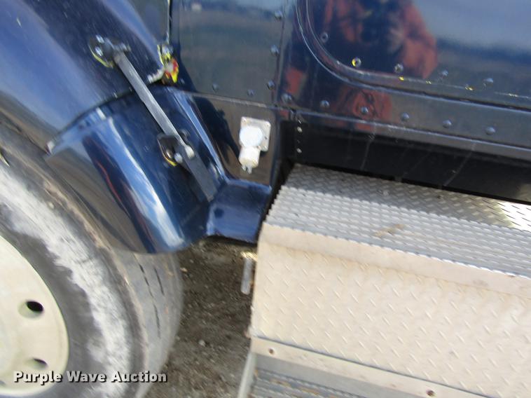 image for item DB4890 1990 International 9400 semi truck