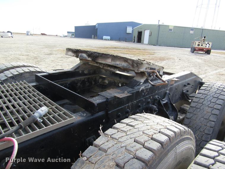 image for item DB4890 1990 International 9400 semi truck