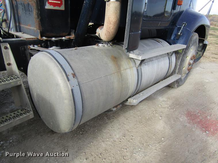 image for item DB4890 1990 International 9400 semi truck