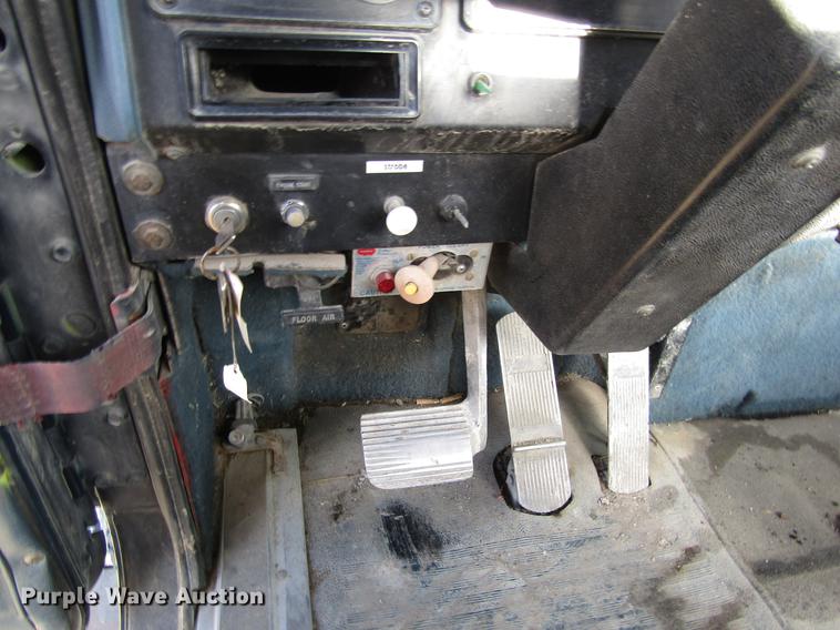 image for item DB4890 1990 International 9400 semi truck