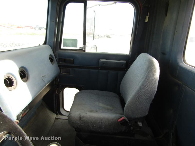 image for item DB4890 1990 International 9400 semi truck