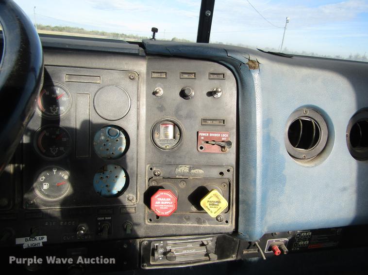 image for item DB4890 1990 International 9400 semi truck