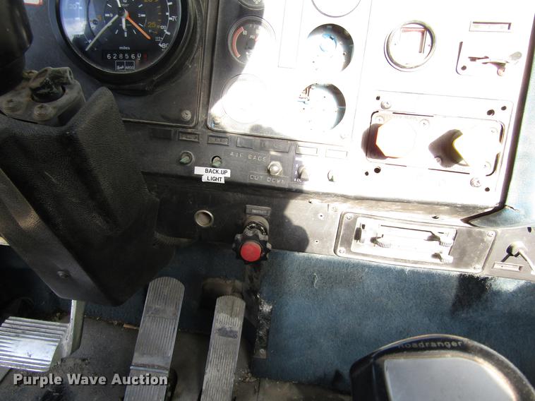 image for item DB4890 1990 International 9400 semi truck