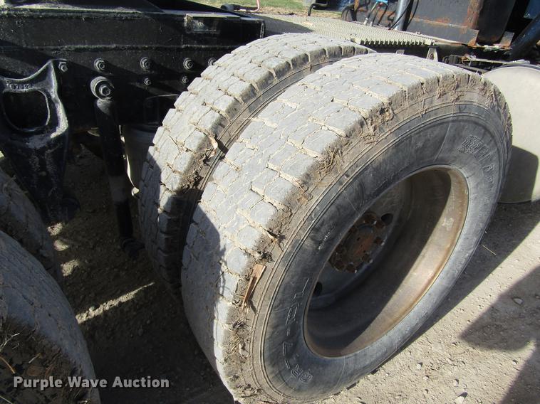 image for item DB4890 1990 International 9400 semi truck