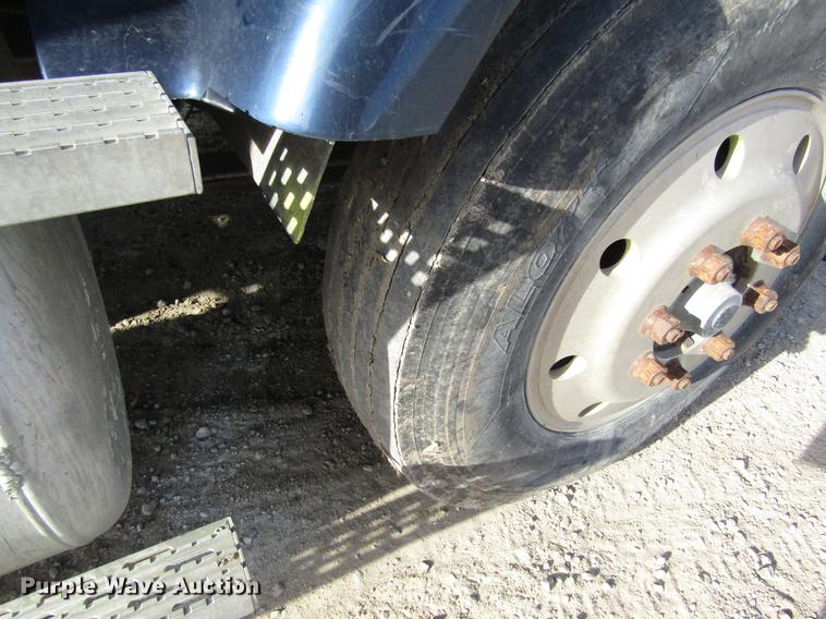 image for item DB4890 1990 International 9400 semi truck