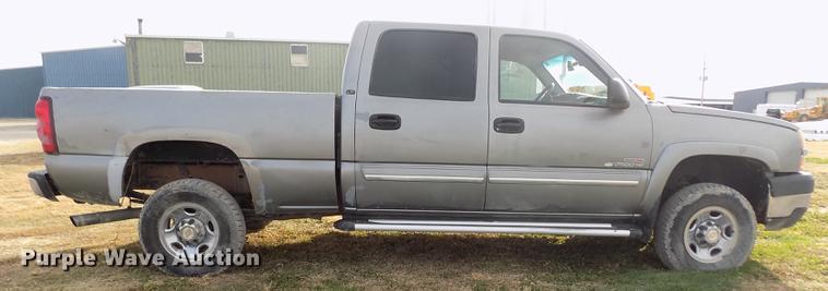 image for item DY9114 2003 Chevrolet Silverado 2500HD LT Crew Cab pickup truck